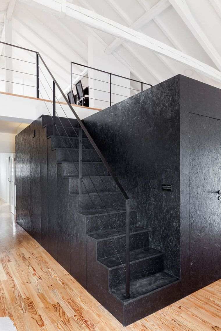 escalier noir moderne-interieur-design-maison-sol-bois-ines