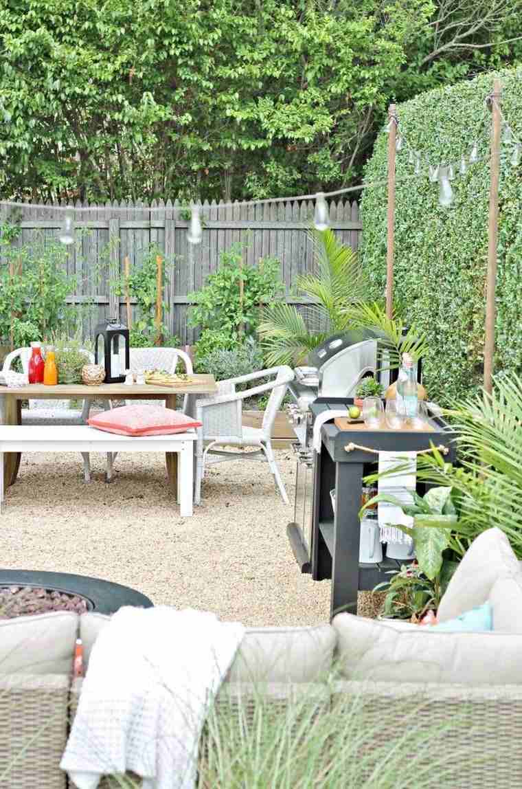table à manger bois extérieur jardin aménager chaises idées