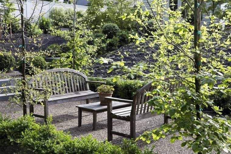 jardin idée cour arrière aménager chaises banc bois table basse