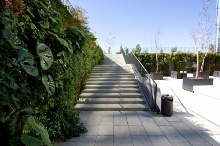 jardin-vertical-exterieur-escalier-terrasse-moderne-design-espace-public-michael-hellgren