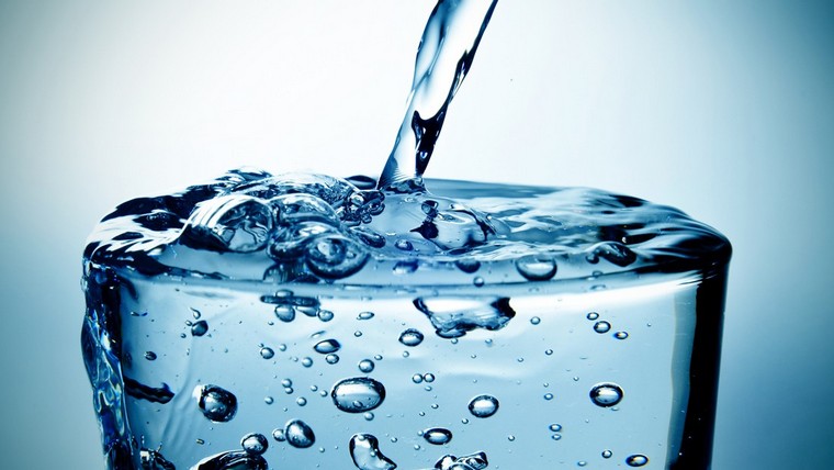 Boire de l'eau à jeun bienfaits verre d'eau