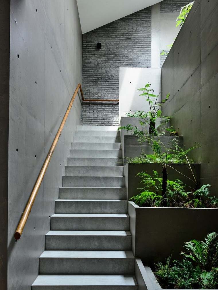 escalier-mur-briques-batiment-contemporain