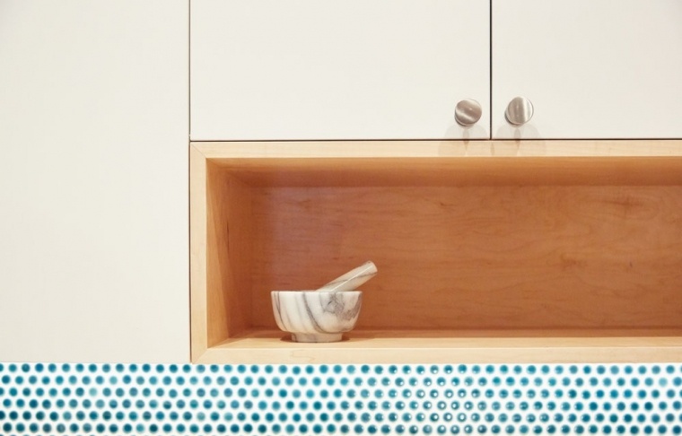 petite cuisine moderne étagère bois ouverte