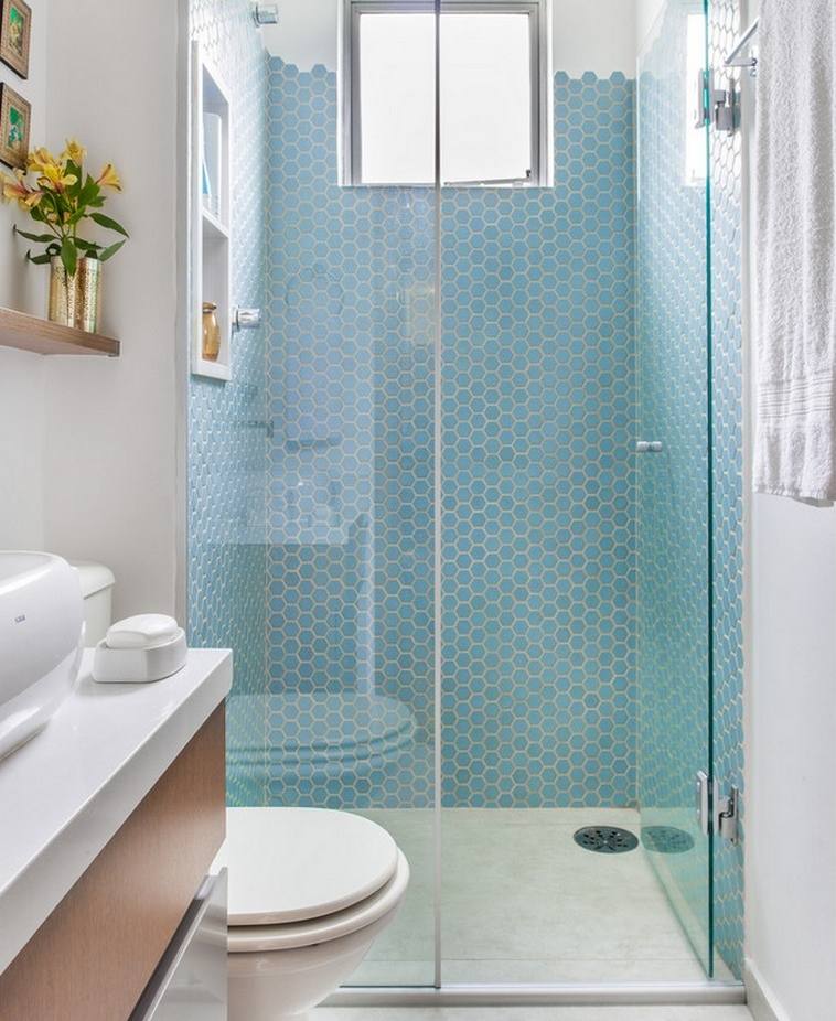 petite salle de bain bleu carrelage mur cabine douche 