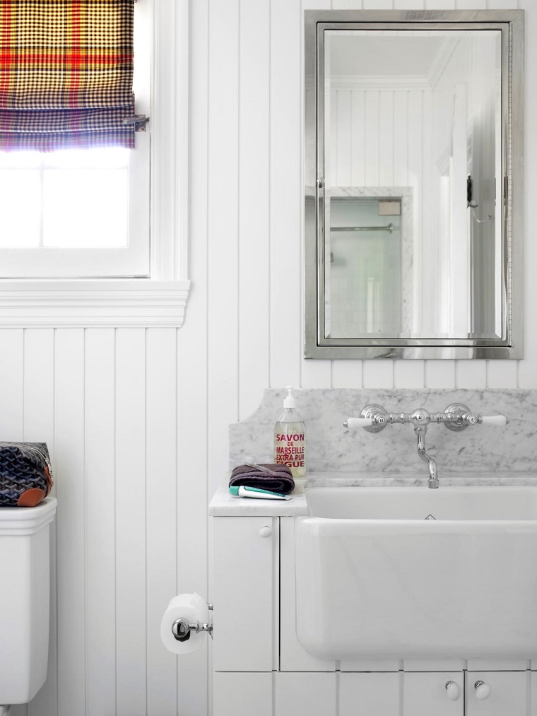 petite salle de bain moderne design rideau déco miroir