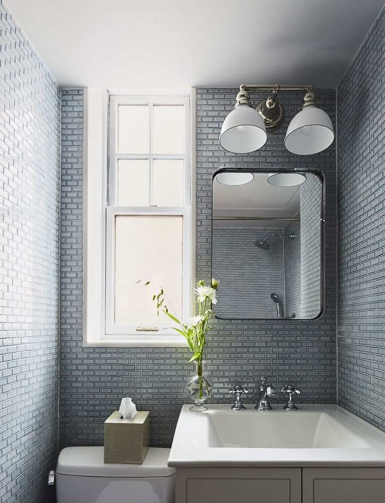 petite salle de bain moderne idée luminaire déco carrelage mur briques