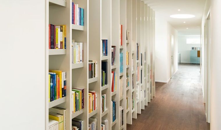 rampe-d-escalier-interieur-bibliotheque-blanche-idee-hanspieter