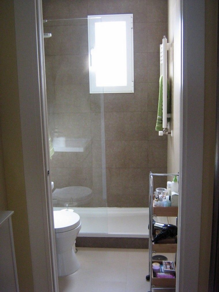salle-de-bain-petite-moderne-deco-design-wc