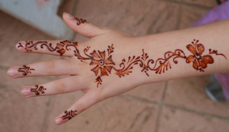 tatouage-marocain-au-henne-pour-femme