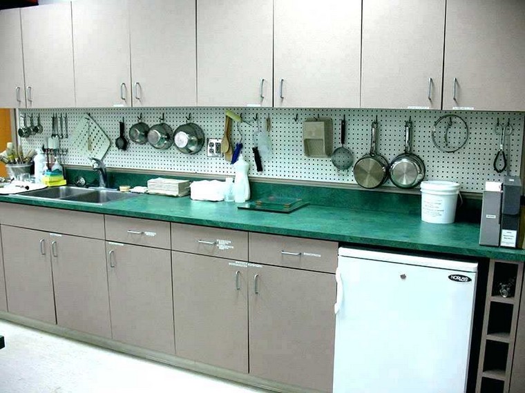 idee-cuisine-rangement-tableau-perfore