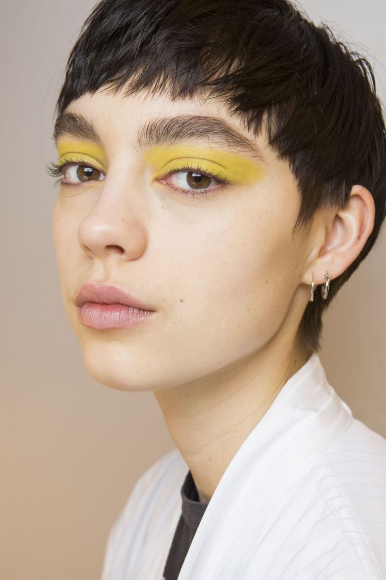 maquillage-fard-a-paupiere-couleur-jaune