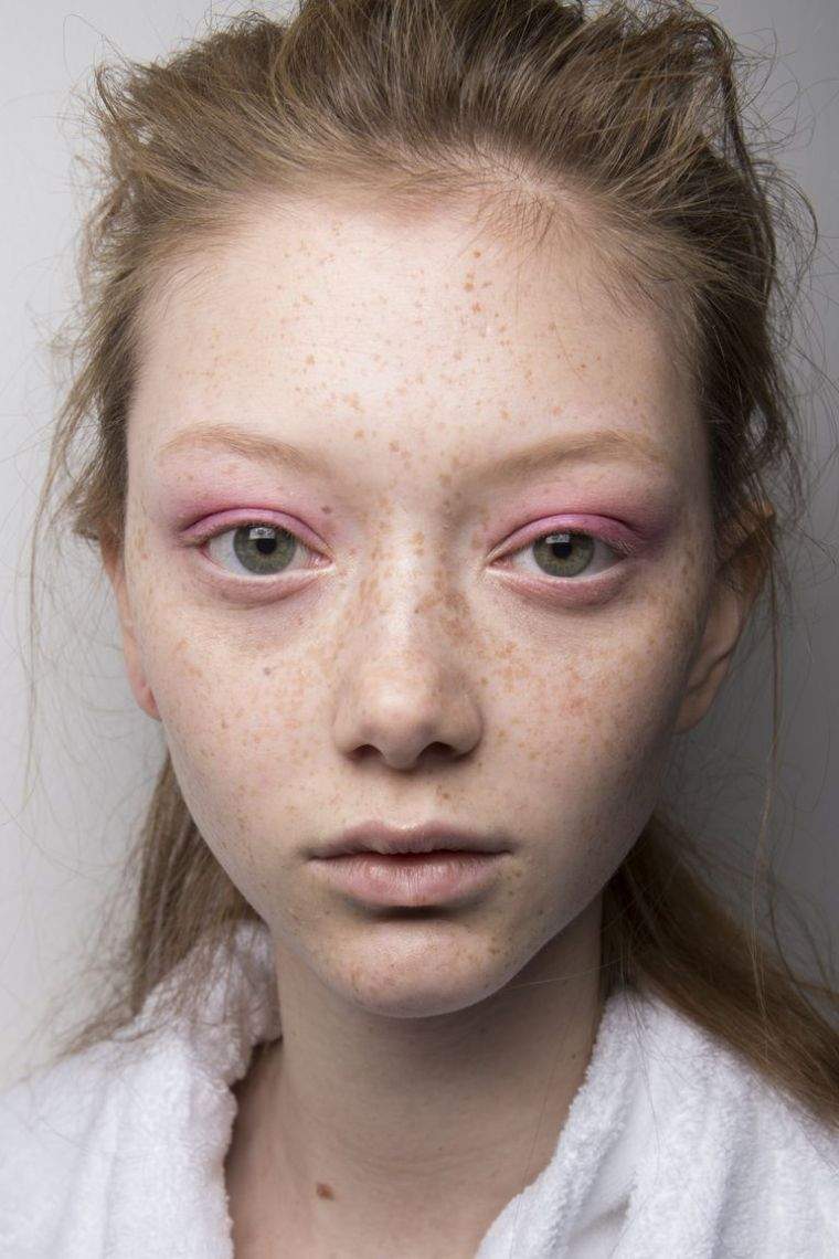 modele-maquillage-tendance-visage-couleur-rose