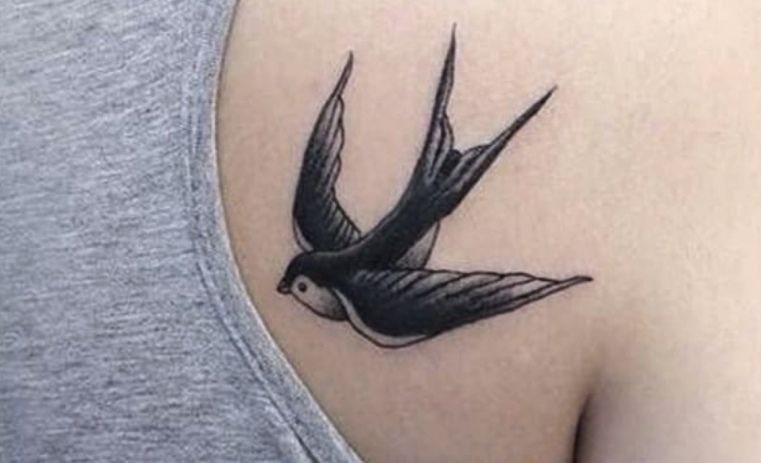 tatouage-epaule-oiseau-volant