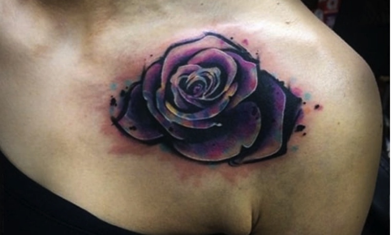 tatouage-rose-violette-lumineuse