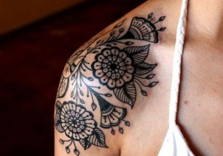 tatouage-sur-lepaule-dessins-floraux