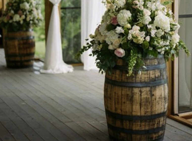 Mariage-dautomne-rustique-barils-avec-fleurs