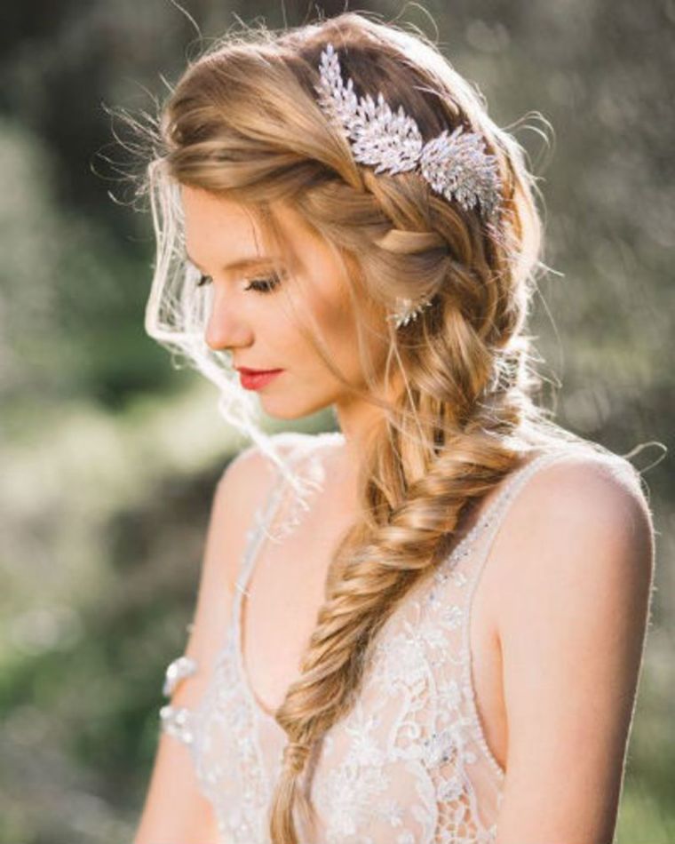 coiffure-mariee-facile-avec-cheveux-sur-le-cote