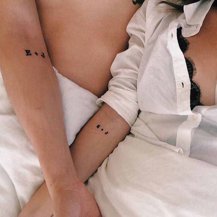 couple-tatouage-bras-photo