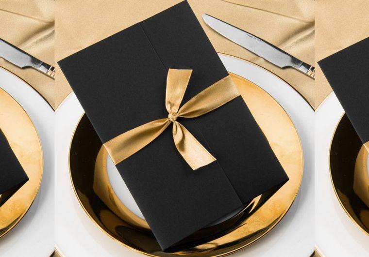 deco-table-mariage-noir-et-or-vaisselle