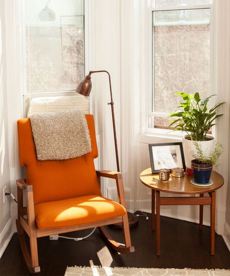 comment agrandir une pièce idée fauteuil orange table basse bois plante