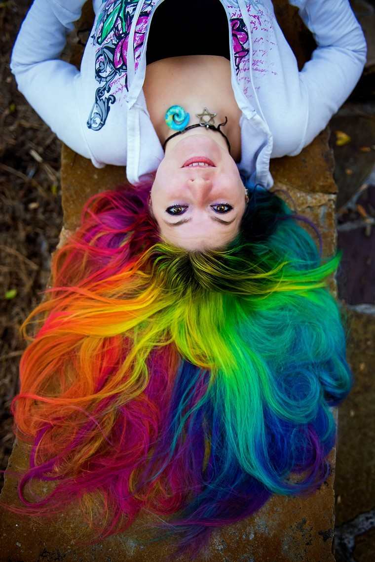 cheveux arc en ciel coloration cheveux longs femme original
