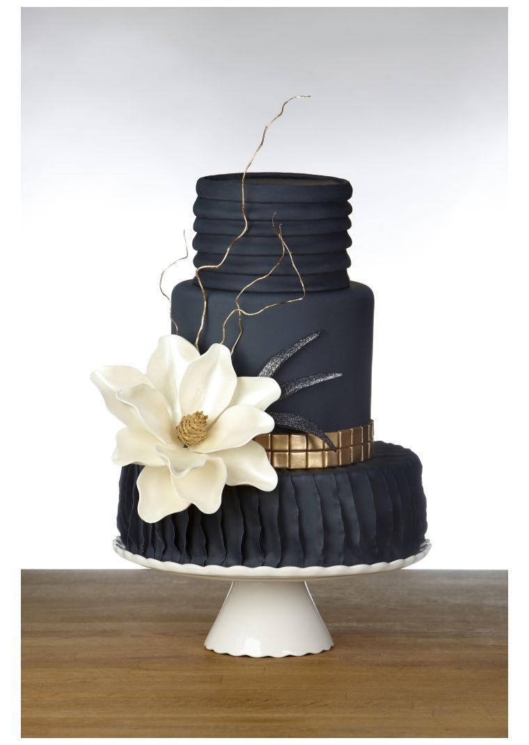idee-de-deco-mariage-gateau-noir-et-or