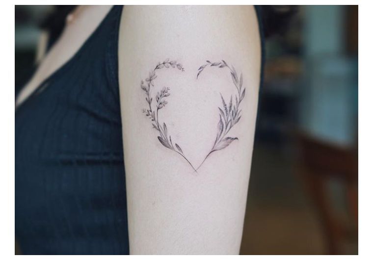 idee-petit-coeur-tatouage-discret-pour-femme