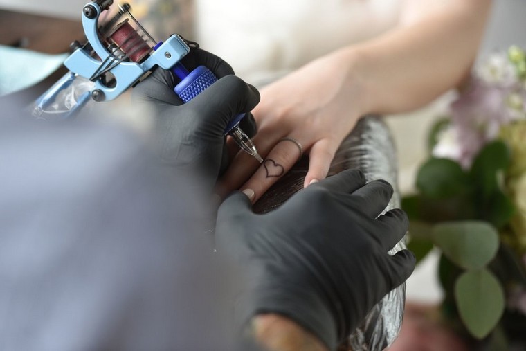 idee-petit-tatouage-couple-photo