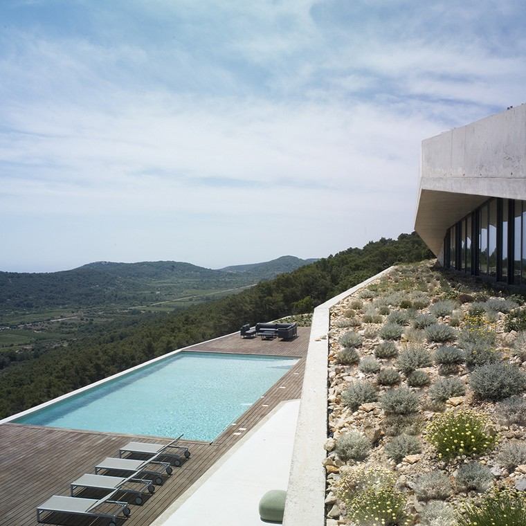 maison moderne en béton extérieur piscine