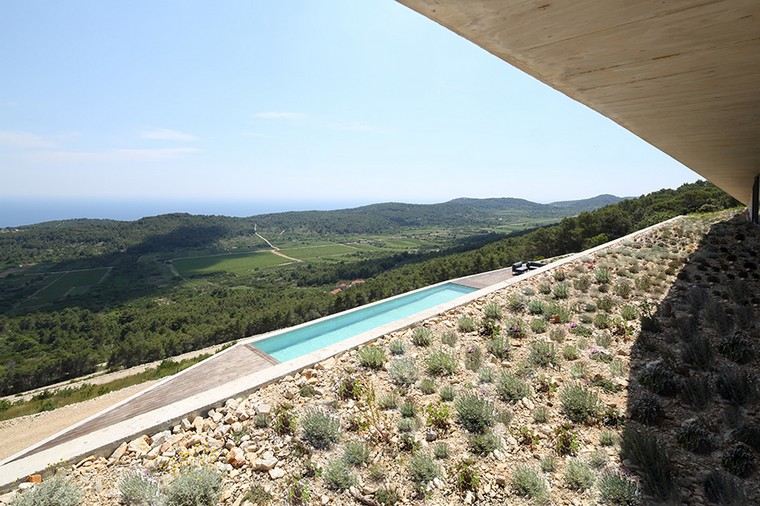 maison moderne en béton extérieur piscine