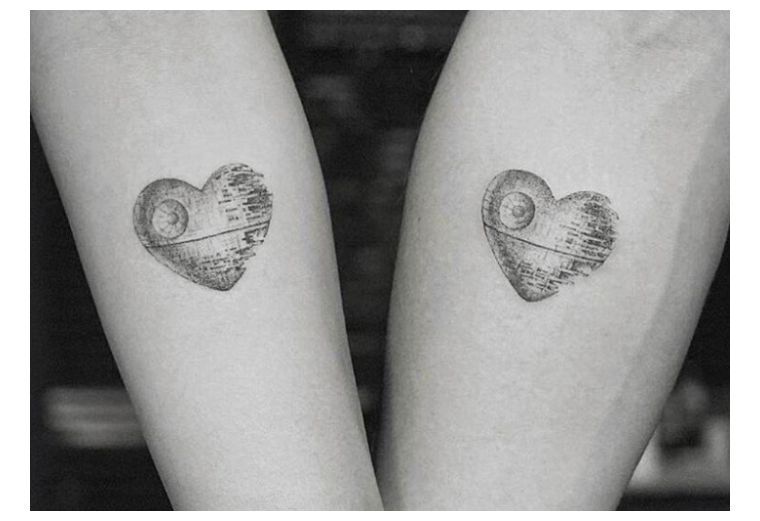 modele-tatouage-pour-femme-noir-coeur