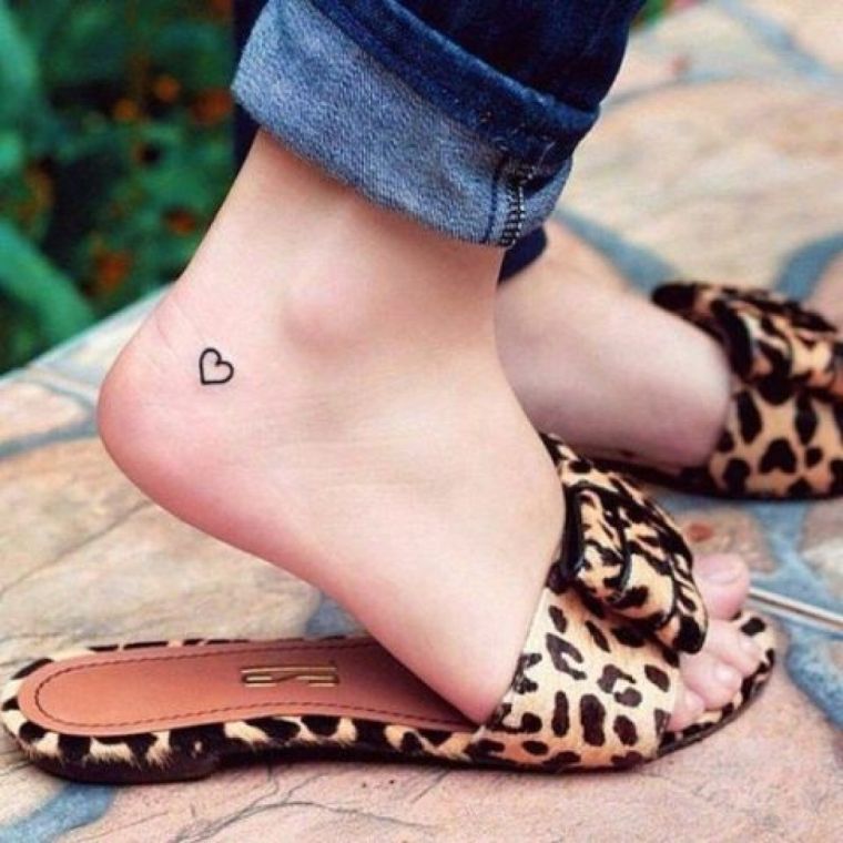 petit-tatouage-discret-femme-coeur-pied