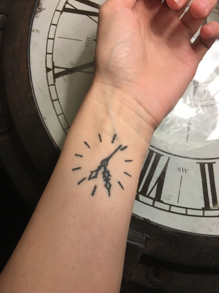 tatouage horloge idée poignet tatouage minimaliste