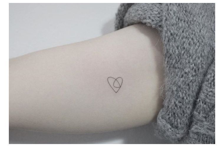 tatouage-art-abstrait-femme-bras-coeur-petit