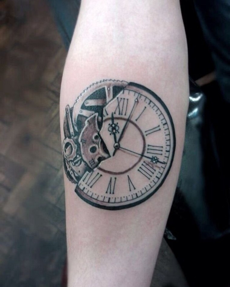 tatouage horloge bras avant bras idée modèle tatouage
