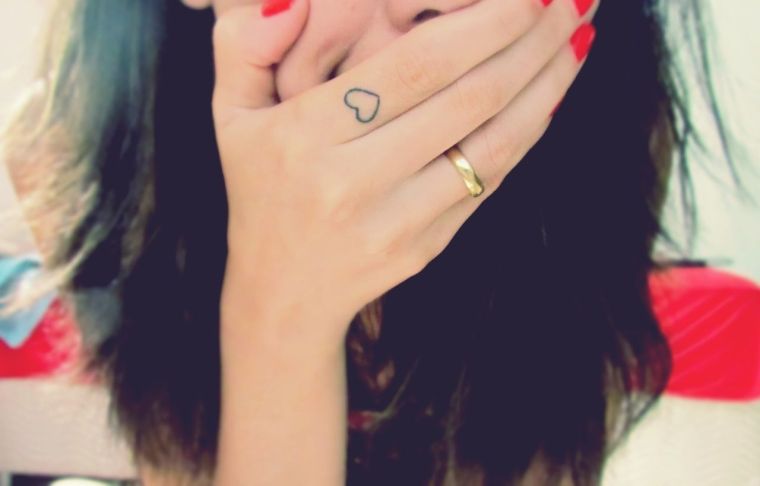 tatouage coeur doigt-idee-femme