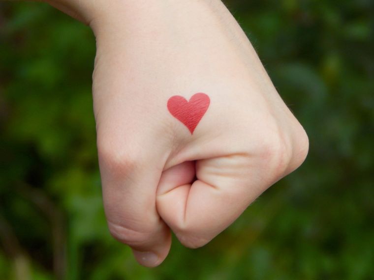 tatouage coeur rouge-main-femme-image