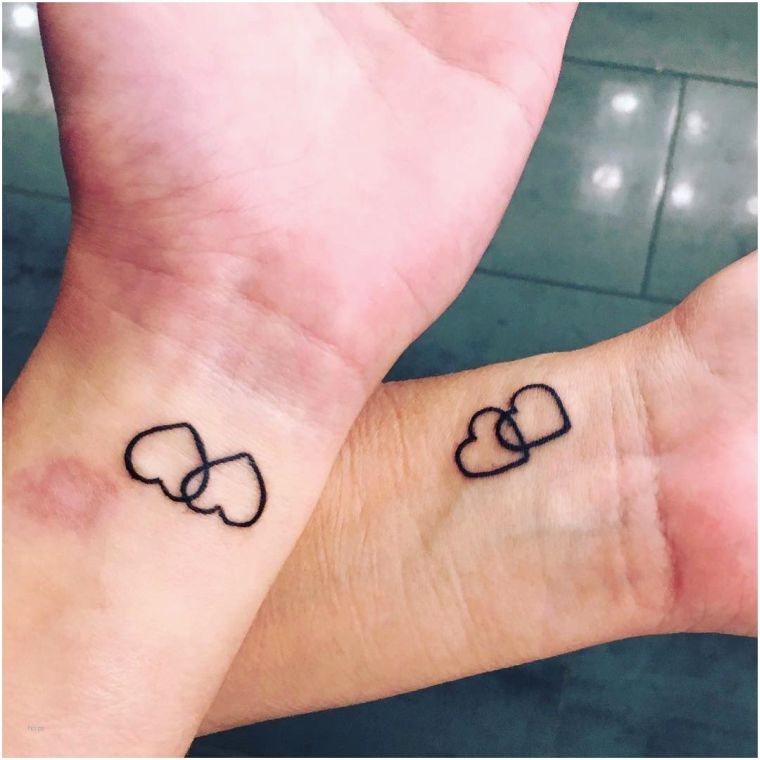 tatouage-couple-coeur-bras-idee-tatto-minimaliste