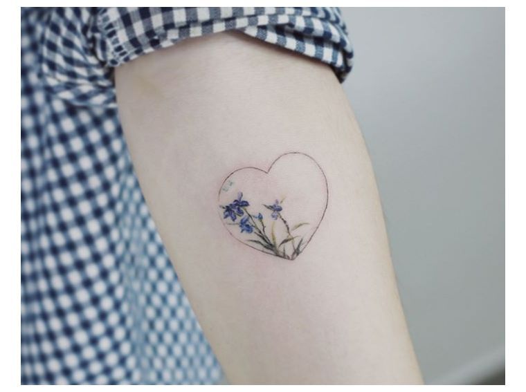 tatouage-femme-instagram-modele-coeur-fleurs