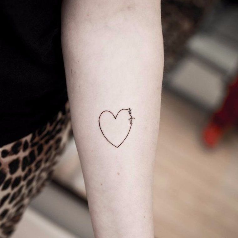 tatouages-pour-femme-minimaliste-bras-coeur