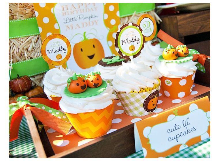 idee-deco-anniversaire-enfant-en-automne-buffet-citrouille-cupcake