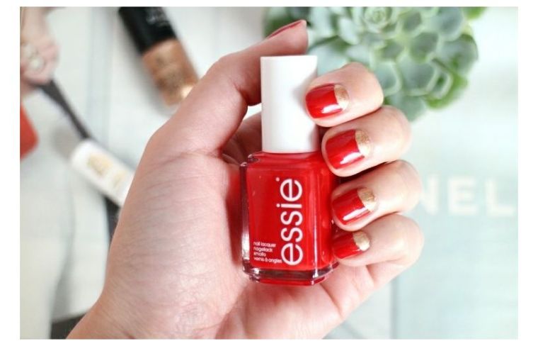idee-deco-ongles-de-noel-rouge-or-french-manucure