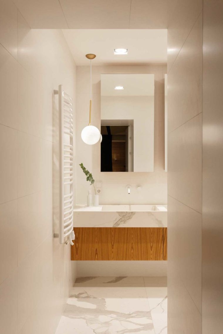 salle-de-bain-moderne-deco-marbre-bois-idee