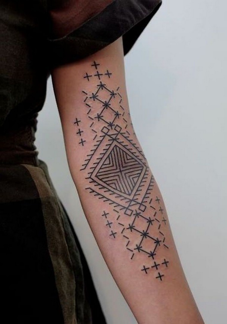 tatouage-bras-geometrique