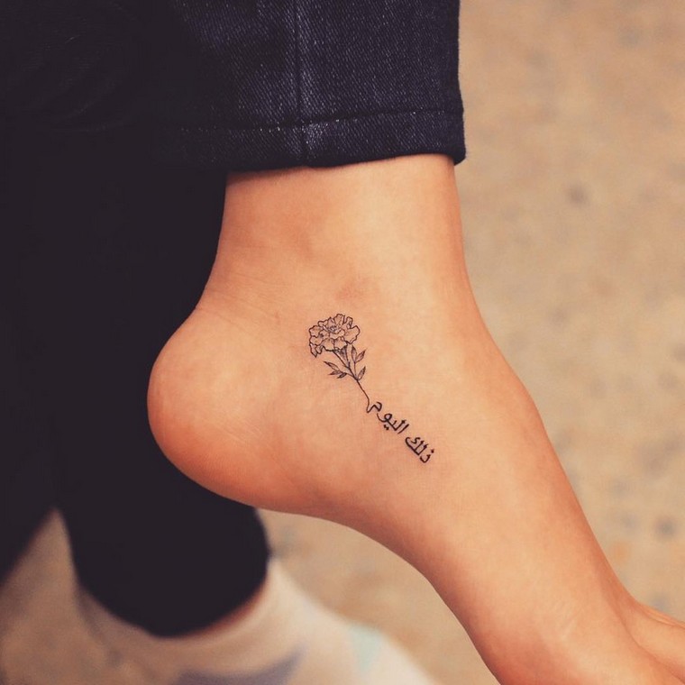tatouage tendance fleur idée petit tatouage