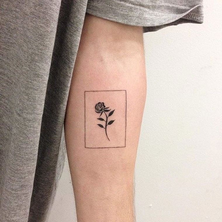 tatouage tendance rose carré
