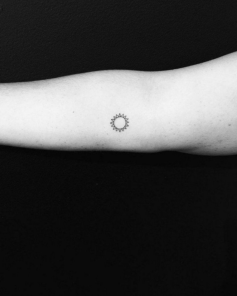 tatouage tendance tatouage soleil idée tatouage bras
