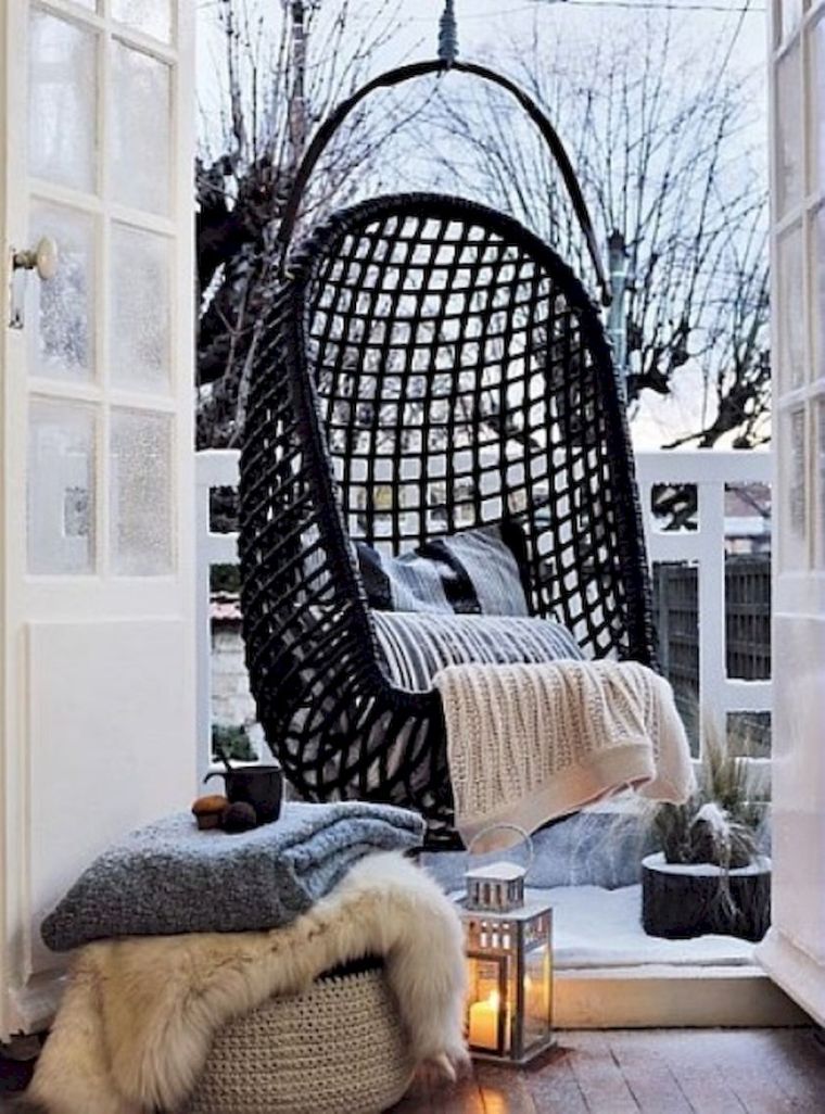 petit-balcon-deco-exterieur-hiver-fauteuil-suspendu