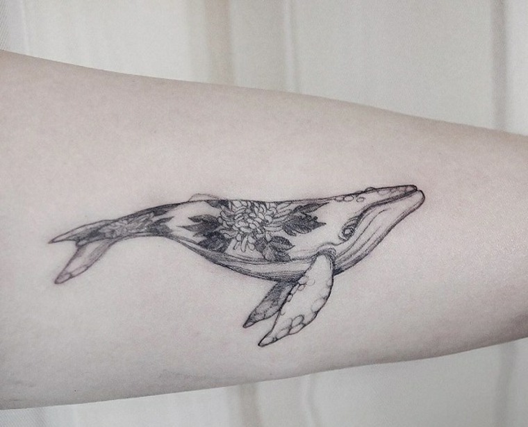 tatouage-bras-avant-bras-baleine