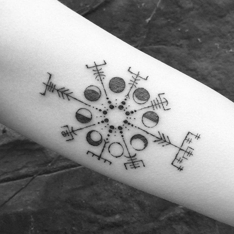 idée-tatouage-rune-viking-symbole-viking-tatouage-compas-lune